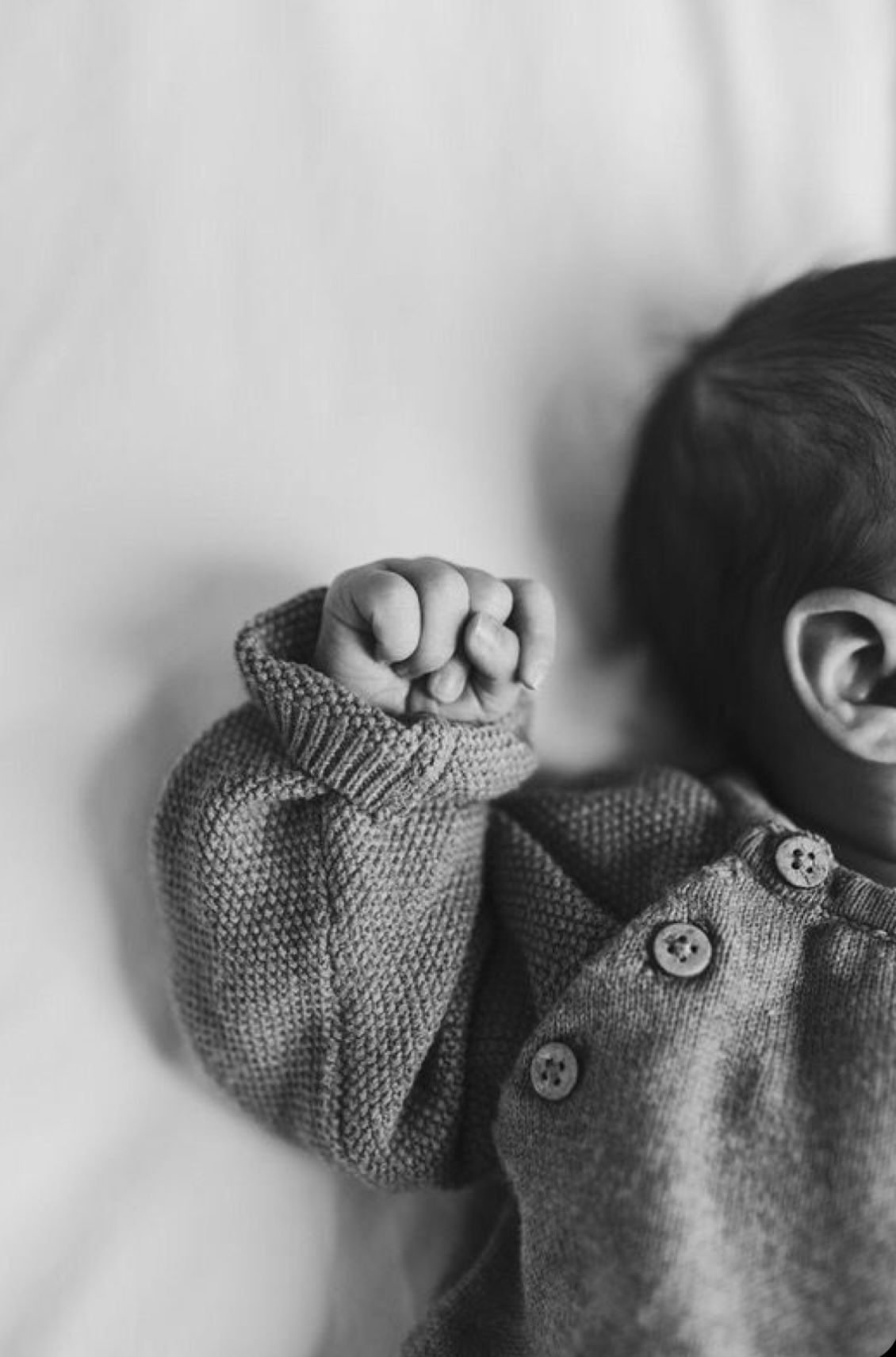 Zwart-wit foto van babyhandje